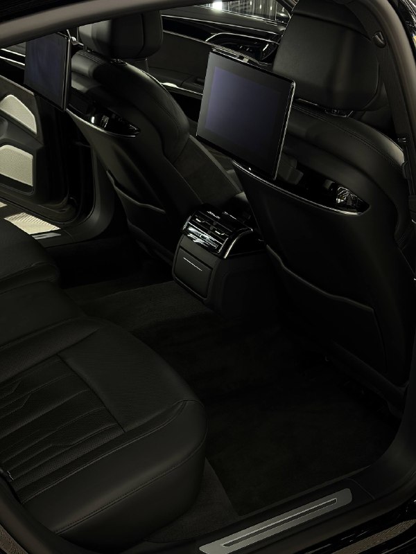 Audi A8: деталь работы 6